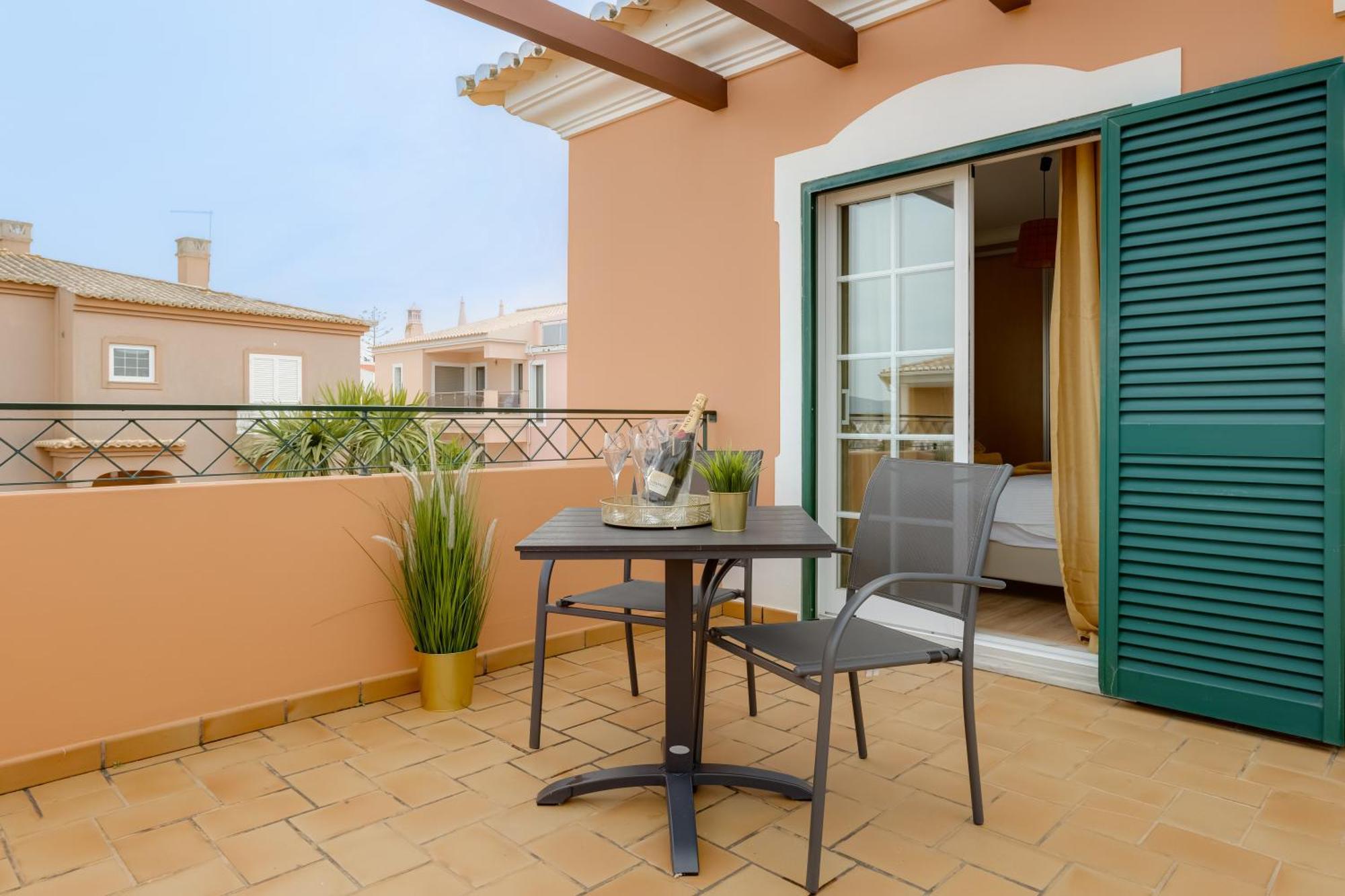 Chez Imaginarios-exclusive & Hideout