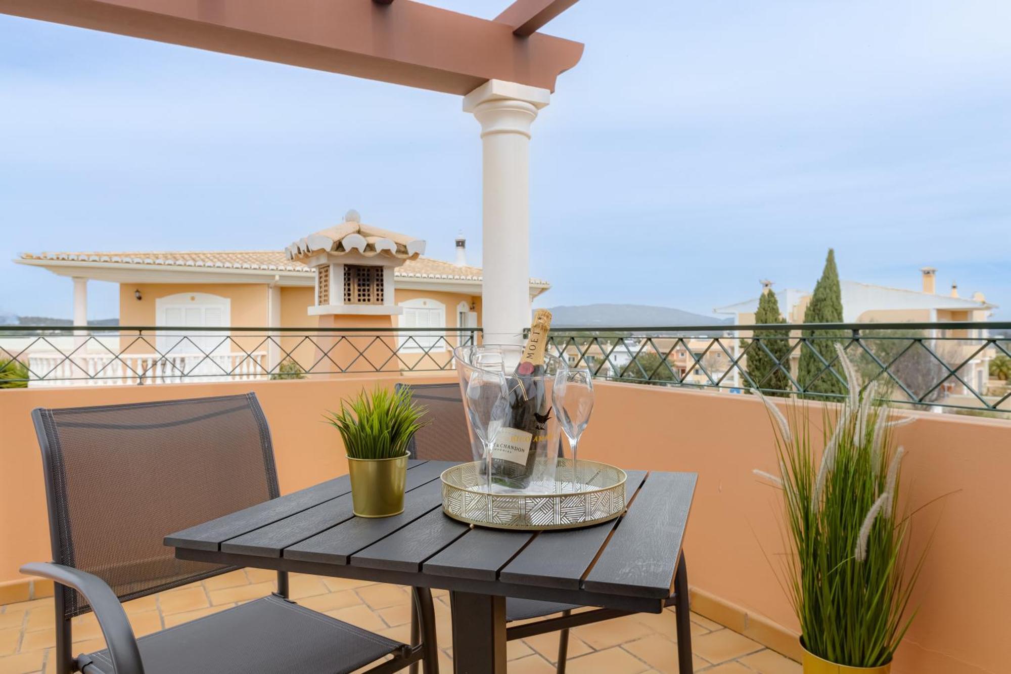 Chez Imaginarios-exclusive & Hideout