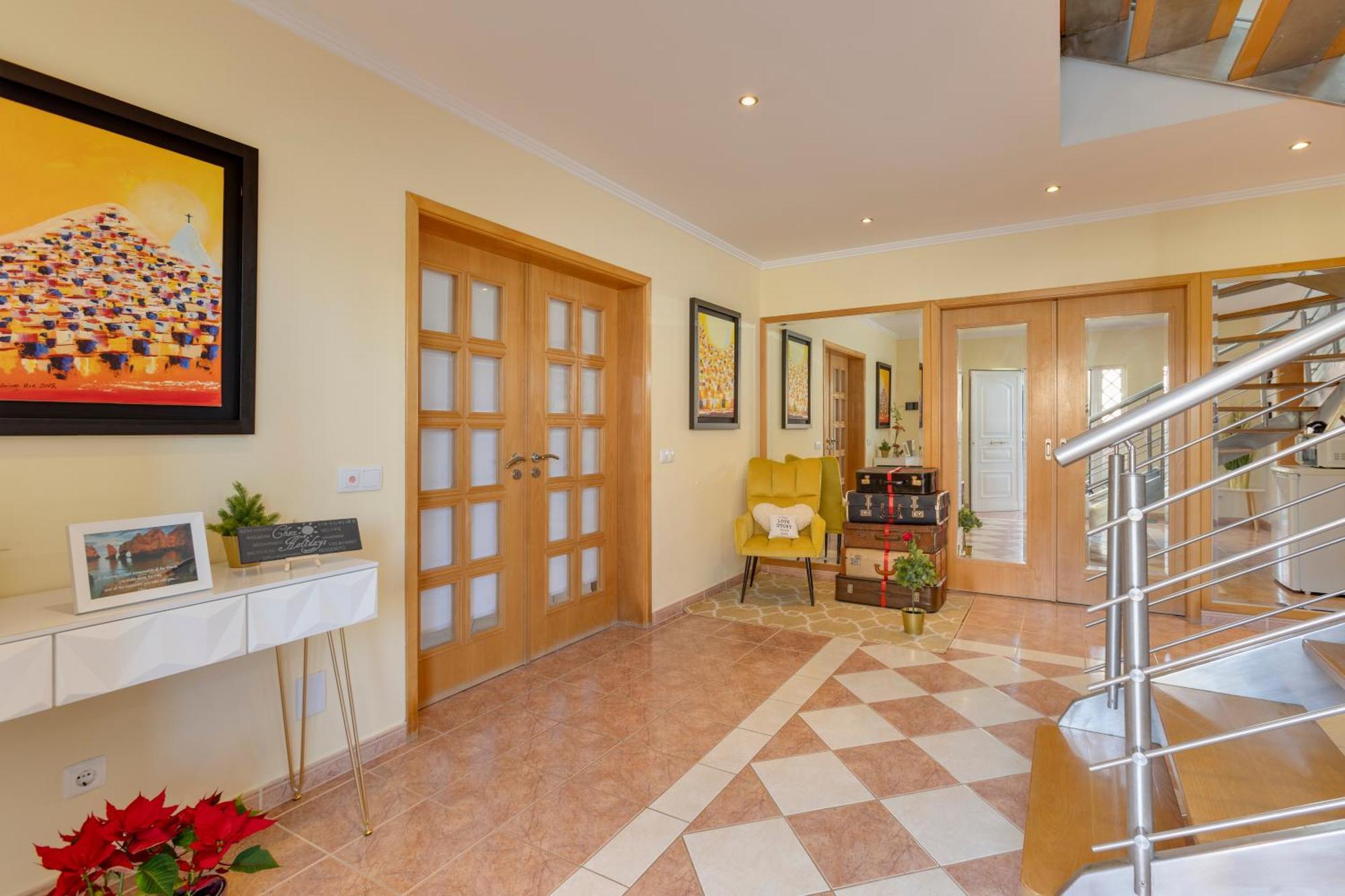Chez Imaginarios-exclusive & Hideout